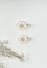 Load image into Gallery viewer, White knitted flower hair clip
