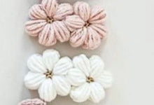 Load image into Gallery viewer, White crochet flower clip
