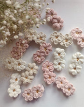 Load image into Gallery viewer, White crochet flower clip
