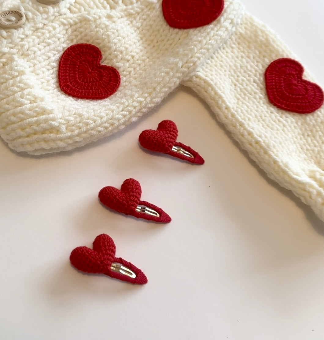 Red knitted heart clip