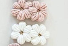 Load image into Gallery viewer, Light pink crochet flower clip
