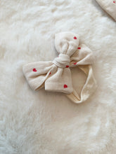 Load image into Gallery viewer, Linen heart hair bow
