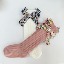 Load image into Gallery viewer, Pink floral soft socks
