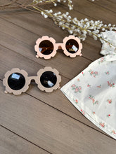 Load image into Gallery viewer, Flower sunglasses
