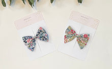 Load image into Gallery viewer, Floral bow clips
