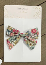 Load image into Gallery viewer, Floral bow clips
